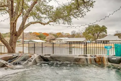 Image de Lake Granbury Retreat - Spacious Home with Hot Tub