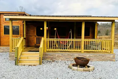 Image de Brand New Tiny Home Cabin #1 w/full kitchen, bathroom, 3 bedrooms, wifi, 2 Tv