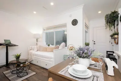 Image de Quiet South Surrey 1br Near White Rock Beach