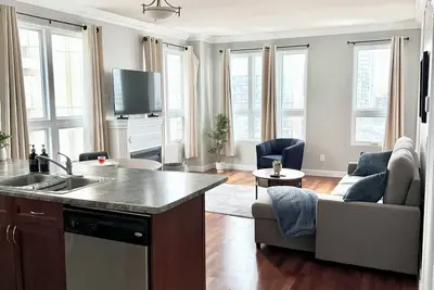 Image de Downtown Edmonton Suite: 5-Min Drive to Rogers