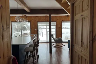 Image de Chalet au bord du lac, relaxer, profiter! Spa, foyer, patin, kayaks, pédalo!