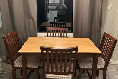 Image de Cozy cabin close to hot springs, ferry and seasonal attractions. Pet friendly.