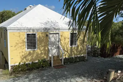 Image de Private, newly renovated, fully air-conditioned  two-bedroom cottage with pool.