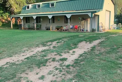 Image de Cedar Ridge Ranch Barndominium/Cozy Rustic 3-Bedroom with Wood-Burning Stove