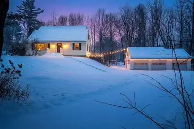 Image de Sweet 4-bed house in Bethel; Private Hot Tub, Walk to Town, 10 mins to mountains