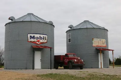 Image de Grain Bin that has been converted into a unique overnight rental.