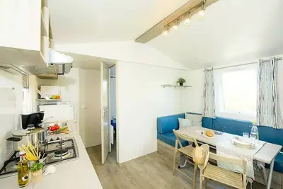 Image de Mobil-home | Comfort | 3 Ch. | 6/8 pers. | Terrasse surélevée | A/C | Tv