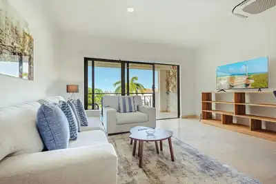 Modern 1br1ba Escape  Close to Beach  Pool  Gym
