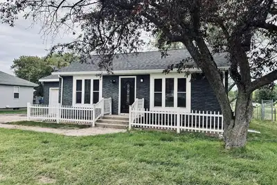 Image de 3-bedroom townhome in soothing Watervliet with Ac comfort