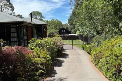 Image de Lyrebird Lodge - 350m to blackheath village, 3 bdr, pet friendly, sunroom