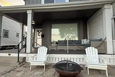 Image de Historic 4 bedroom lake front home with/ Sauna and Spa in charming Racine