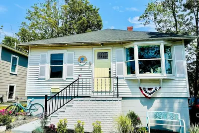 Image de Updated cozy beach cottage w/ hot tub:  walk to beach & town