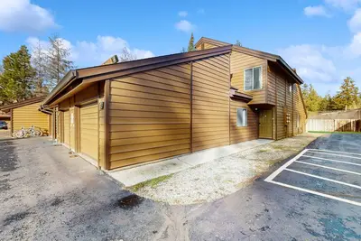 Image de Condo in the heart of McCall w/ jetted tub, shared pool and tennis courts, wifi