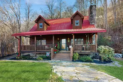 Image de Cabin with stunning mountain views, porch, fire pit & dog-friendly!