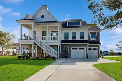 Image de Elegant coastal retreat with golf course & pond views and bayside beach