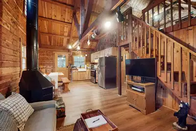 Image de Cozy cabin with wifi, wood-burning fireplace & spacious deck