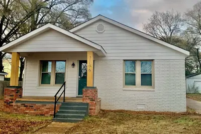 Image de Bison Hall 8, 1 block from Harding, no cleaning fee