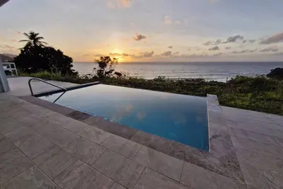 Image de Panoramic seascape from modern, 3-bedroom villa in Hope Estate