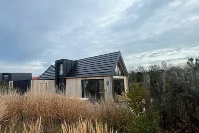 Image de Charmant et confortable chalet pour 4 personnes au Kustpark Muralt à Scharendijke, idéal pour une es
