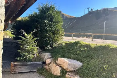 Image de Appartement « La Cabane » à Chamrousse, terrasse privée, au pied des pistes