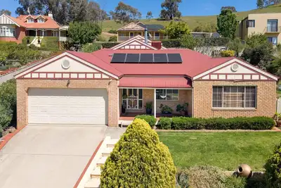 Image de City Views on Avondale - Superb four bedroom home with a view!