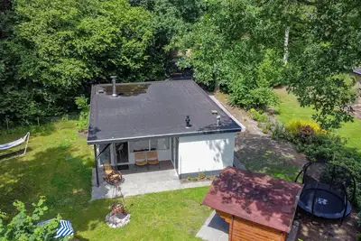 Image de Cozy holiday bungalow for 4, with enclosed garden, pellet stove, pets welcome, near lakes and Drentsche Aa National Park.
