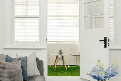 Image de Brunswick Beauty- Oversized, Art Deco, Central - Sleeps 6