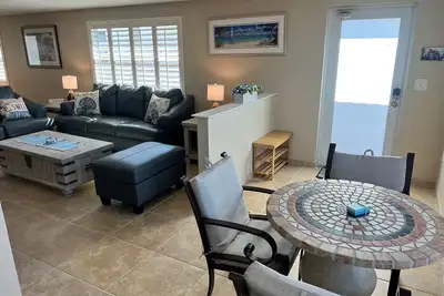 Image de D17 - From Sunrise Coffee to Sunset Strolls