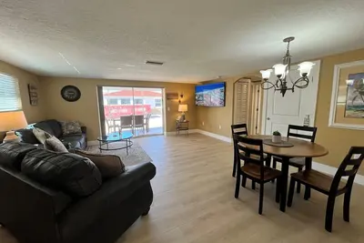 Image de D09 - Where the Only Alarm Is the Ocean Breeze