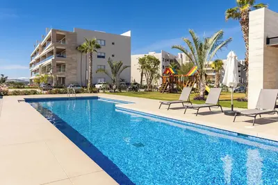 Image de Vista Del Arco at Vista Vela Sunset is a modern 3-bedroom condo with ocean and sunset views, an open layout, and top resort amenities. Enjoy pickleball courts, a fully equipped gym, and a pool just steps from the patio—ideal for a relaxing Cabo stay.