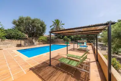 Image de Agrotourisme « Es Rafalet - Casa Amitger » : vue sur la campagne, piscine, Wi-Fi, climatisation et jardin