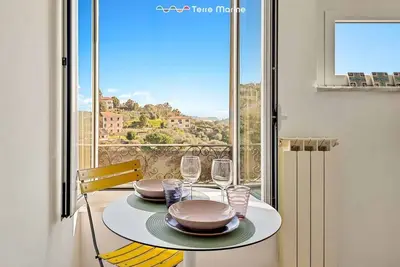 Image de Discover your oasis of relaxation in Pitelli, a charming village overlooking the sea! We present you a splendid holiday home ideal for families and groups of up to 4 people. The house consists of two welcoming and tastefully furnished bedrooms, perfect fo