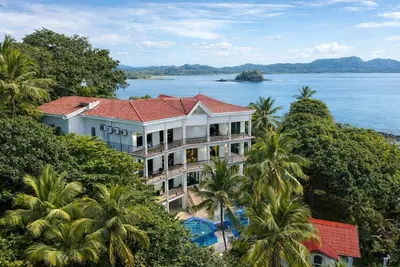 Image de The New Flamingo Sands | Rare 7br all suite Beachfront, Walk to Town & Marina