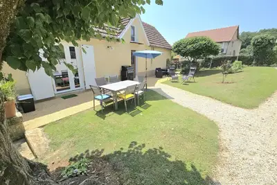 Image de Maison en Dordogne avec Terrasse et Jardin, proche de Sarlat