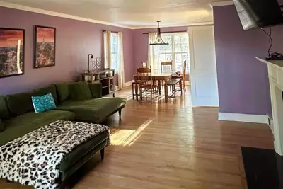 Image de 2 mi Macon downtown, fenced yard, Pickleball 4-8mi