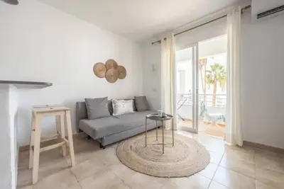Image de A seaside retreat with swimming pool