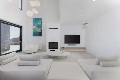 Image de A luxurious Santorini villa set in a vineyard, with pool and stunning views.