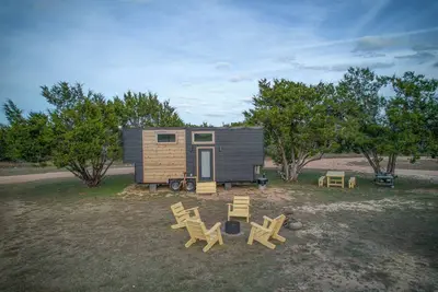 Image de Madagascar-Inspired Tiny Home | Jungle Decor, Fire Pit & Hill Country Stars