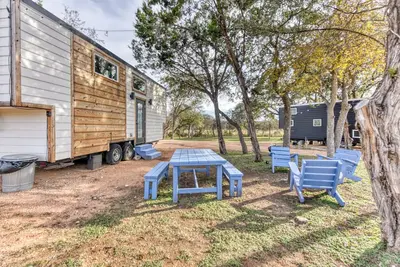 Image de Santorini-Style Tiny Home | Cobalt Blues, Fire Pit & Hill Country Stars