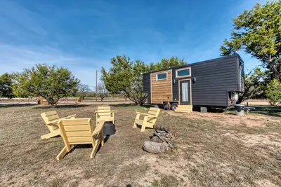 Image de Island-Themed Tiny Homes in the Texas Hill Country