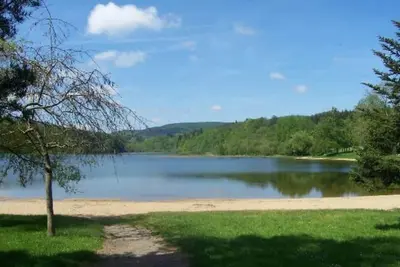 Image de gite de groupe 15 personnes au bord du Lac des Montagnès