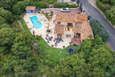 Image de Villa méditerranéenne avec piscine et jardin