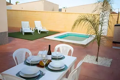 Image de Maison de campagne « Villa avec piscine près de Séville » avec piscine privée, Wi-Fi et climatisation