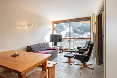 Image de Appartement « À l’orée des sapins, skis aux pieds » avec vue montagne, jardin partagé et balcon
