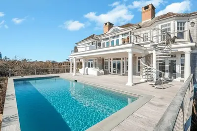 Image de Where Luxury Meets the SeaWaterfront Luxury Escape with private pool and. . .