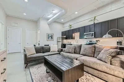 Image de Golden Getaway | Spacious 2br | Walk to Trails