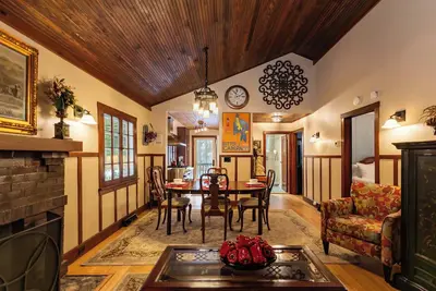 Image de Craftsman Cottage- Historic Charm, Modern Comforts