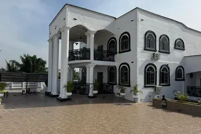 Image de Spacious 6-bedroom lodge in amazing Dumasua with Ac and gym