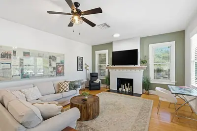 Image de Restored 1919 Boutique 3br Home • Walk to 4th Ave & Ua