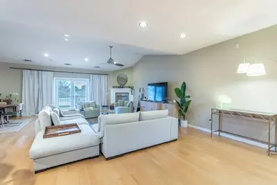 Image de West Side Upscale Home near lake, trails, and more!